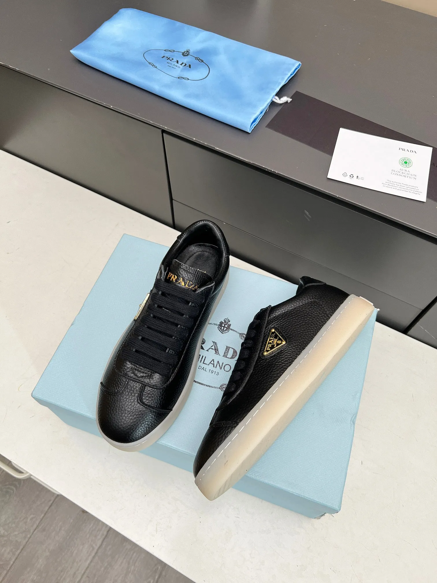 👟👟Ex-factory price 480👟👟 2024 Prada/Prada "couples" metal logo decorated Lane leather sneakers. This sneaker is fashionable and simple, showing the full integration of minimalist style and sports personality. Easy to wear and durable, artistic retro style. Leather material: original imported cowhide. Lining: sheepskin lining. Shoe logo: enamel-coated triangular metal logo. Size: 35-45 (female 41, male 45, custom-made, non-returnable).